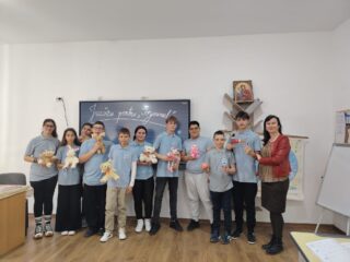 Elevii din Calnic aduc fericire copiilor defavorizati jucarii donate cu dragoste