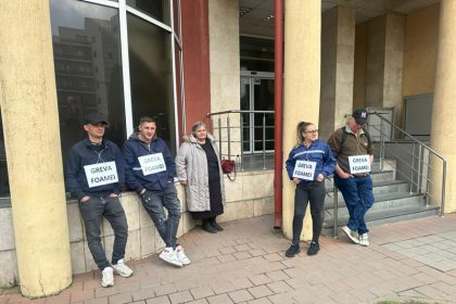 O femeie bolnava de o afectiune incurabila s a alaturat angajatilor in greva foamei pentru a i sprijini pe CEO