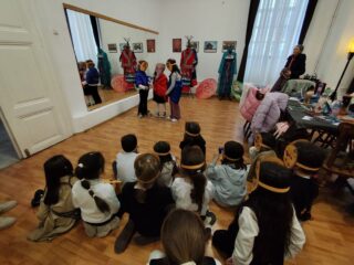 Salile Muzeului Judecean convertite in scena