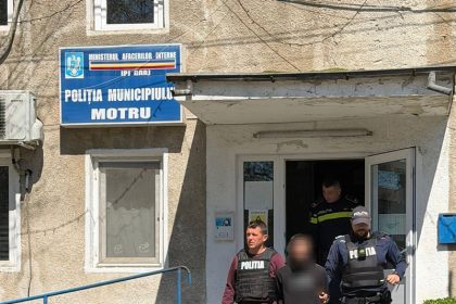 Barbati acuzati de ingroparea de dolari in fata unui bloc din Motru retinuti pentru un furt de mari proportii