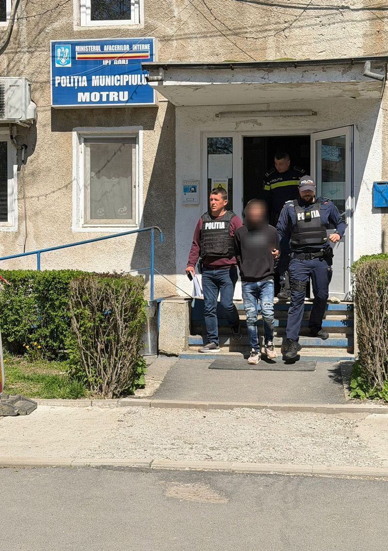 Barbati acuzati de ingroparea de dolari in fata unui bloc din Motru retinuti pentru un furt de mari proportii