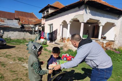 Caravana Gorjeanul a adus fericire copiilor din Scoarta