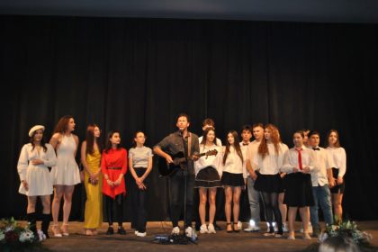 Castigatorii Festivalului de Cantec Francofon Chants sons sur scena de la Targu Jiu