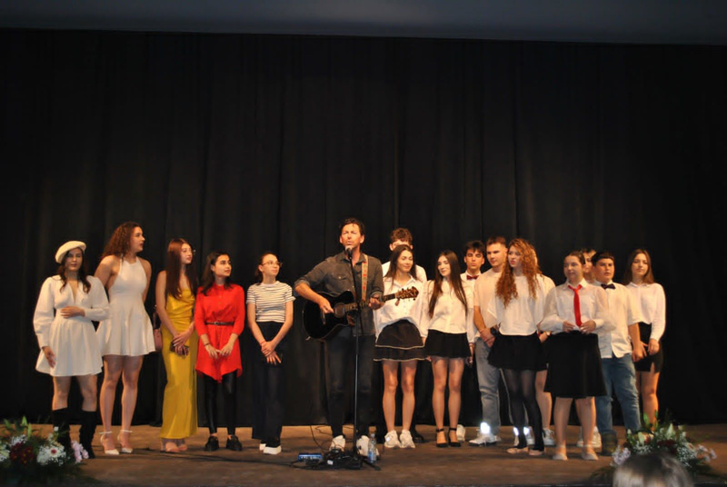 Castigatorii Festivalului de Cantec Francofon Chants sons sur scena de la Targu Jiu