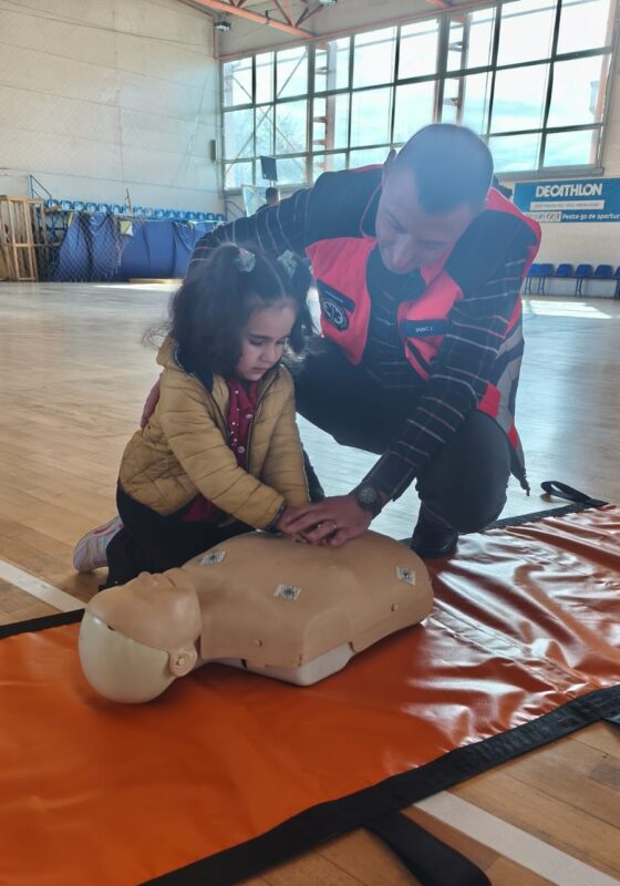 Cursuri de prim ajutor la o scoala din Targu Jiu