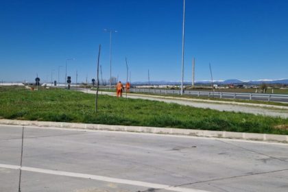 Echipele DRDP Craiova efectueaza curatirea drumurilor nationale