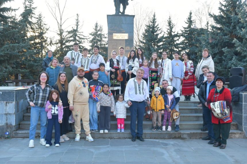 Omul din Radiniesti care a cucerit Bania cu simfonia Profesorul dr Constantin Arcus impreuna cu talentosii sai muzicieni si iubitori de simfonii ale sufletului au incantat si au fermecat Craiova pentru o zi