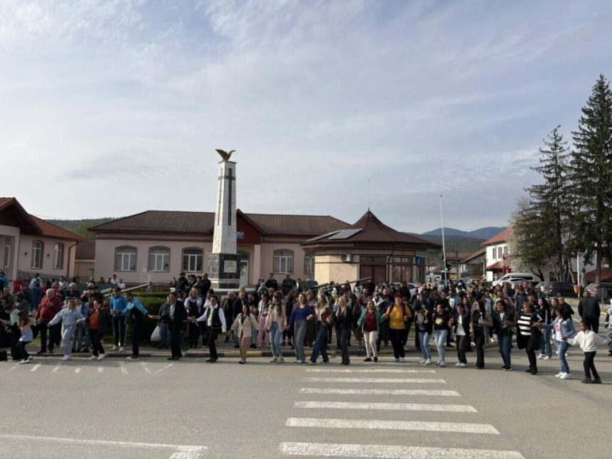 Traditia a reunit sute de oameni la Tismana la Hora de Pomena