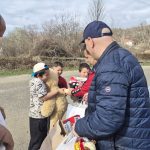 Zeci de copii din Schela s au bucurat de cadourile caravanei Gorjeanul