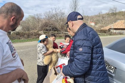 Zeci de copii din Schela s au bucurat de cadourile caravanei Gorjeanul