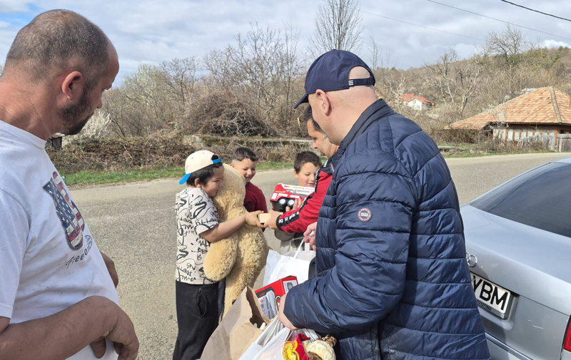 Zeci de copii din Schela s au bucurat de cadourile caravanei Gorjeanul