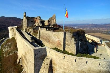 570 de ani de la moartea Voievodului Iancu de Hunedoara Cetatea Devei sau Cetatea regala a Devei apartinand unui domeniu vast a intrat in proprietatea lui Iancu de Hunedoara in anul 1444