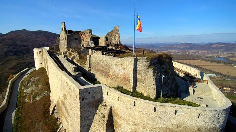 570 de ani de la moartea Voievodului Iancu de Hunedoara Cetatea Devei sau Cetatea regala a Devei apartinand unui domeniu vast a intrat in proprietatea lui Iancu de Hunedoara in anul 1444