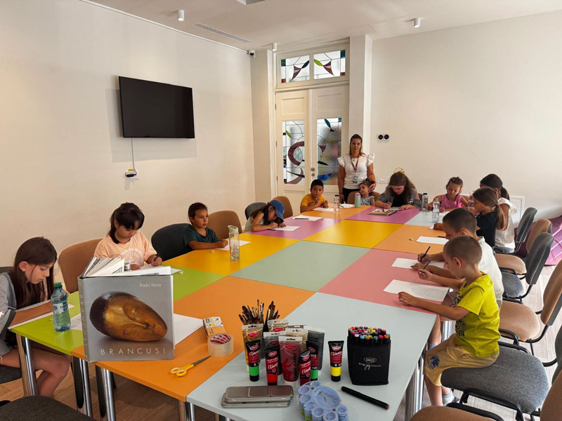 Atelier de pictura la Biblioteca Christian Tell Gorj forme simple si imaginatie nelimitata