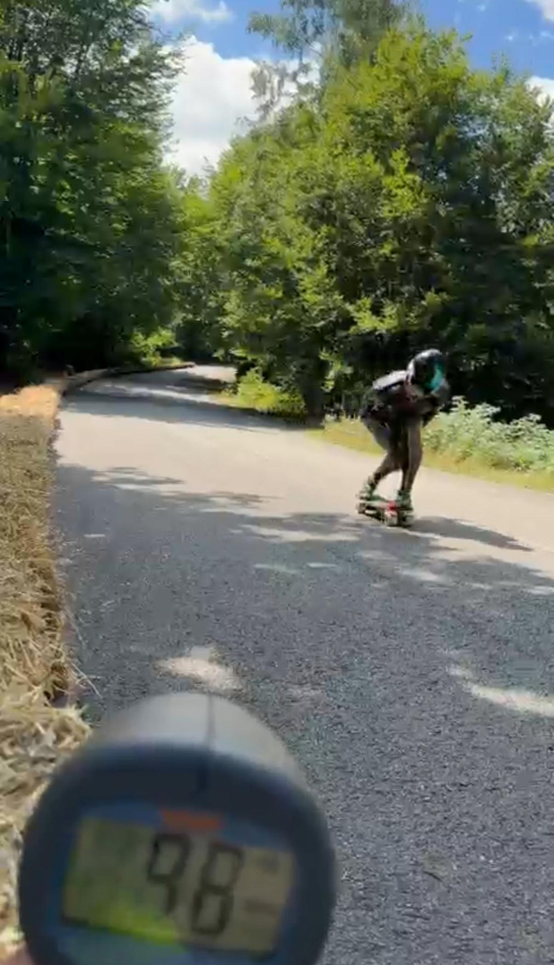 Coboara de pe munte cu viteza de peste 100 km h