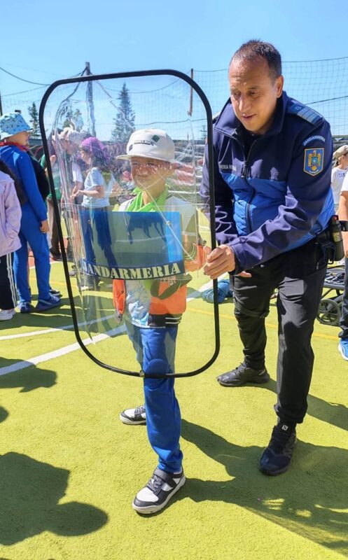 Lectii de siguranta montana pentru 125 de elevi aflati in tabara la Ranca