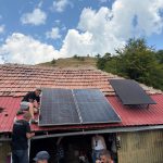 Locuinte electrificate cu panouri solare din donatii