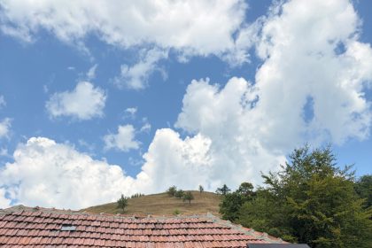 Locuinte electrificate cu panouri solare din donatii