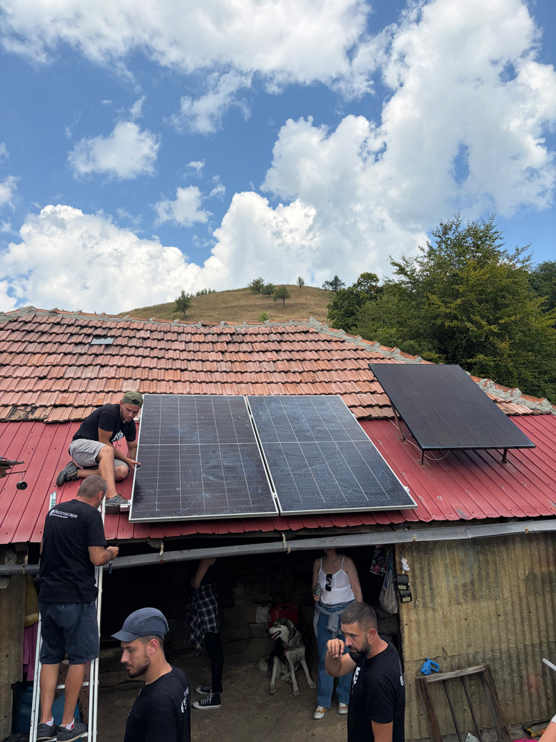 Locuinte electrificate cu panouri solare din donatii