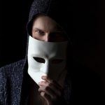 Sindromul impostorului si tentatia de a fi o persoana mascata Sindromul impostorului poate stimula sentimente de motivatie temporara pentru a obtine realizari dar acest lucru vine adesea cu un cost manifestat sub forma de anxietate