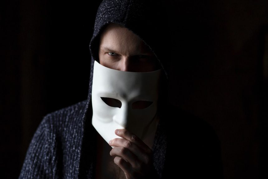 Sindromul impostorului si tentatia de a fi o persoana mascata Sindromul impostorului poate stimula sentimente de motivatie temporara pentru a obtine realizari dar acest lucru vine adesea cu un cost manifestat sub forma de anxietate