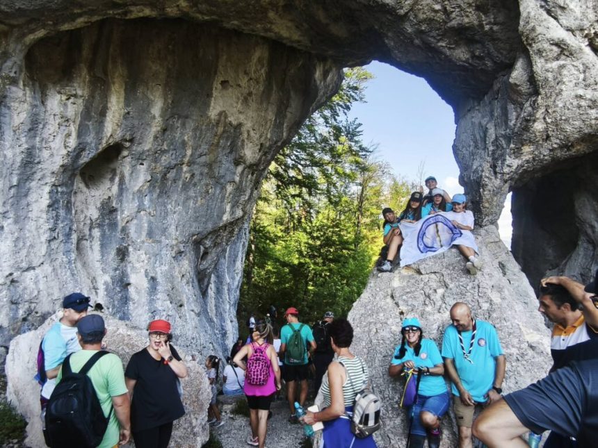Ziua Salvamont 150 de persoane alaturi de salvatori in munti