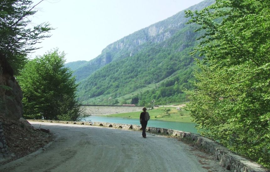 nostalgii de sfarsit de var in universul celor doua jiuri in enigmatica lume a momarlanilor