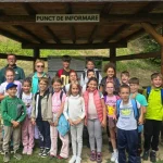 40 de copii și profesori, în Defileul Jiului. Lecția de natură s-a încheiat cu pizza