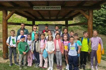 40 de copii și profesori, în Defileul Jiului. Lecția de natură s-a încheiat cu pizza
