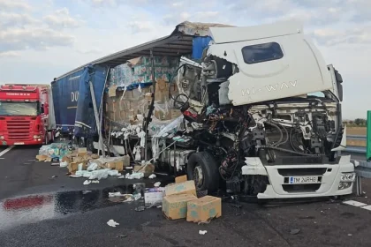 Accident cu două autotrenuri pe DEx 12. Noduri rutiere închise