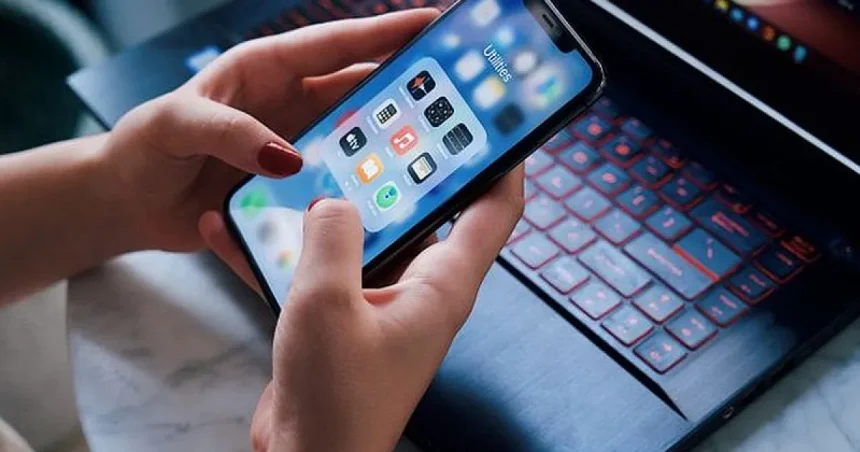 Aparatul foto de buzunar care este și un telefon modern