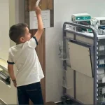 Apel disperat pentru Mihnea, băiețelul de 5 ani care are nevoie din nou de ajutor
