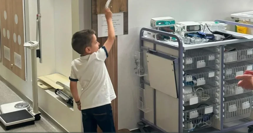Apel disperat pentru Mihnea, băiețelul de 5 ani care are nevoie din nou de ajutor