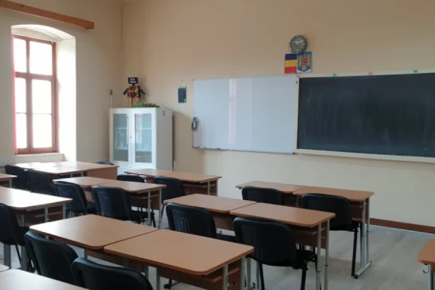Arc peste timp: elevii liceului din Poiana