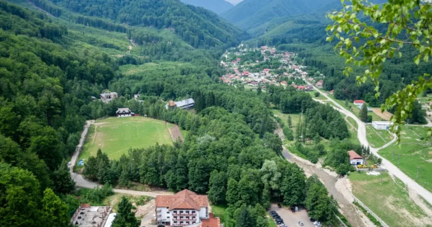 Centru sportiv și de agrement la Baia de Fier. Terenuri de padel și spații de relaxare