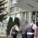 Doi bărbați reținuți pentru furt calificat. Mașină abandonată cu 25 de bidoane petroliere