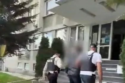 Doi bărbați reținuți pentru furt calificat. Mașină abandonată cu 25 de bidoane petroliere