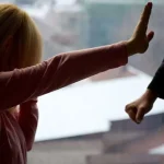 Mamă din Gorj, reținută după ce și-a bătut fiica de 13 ani cu cureaua