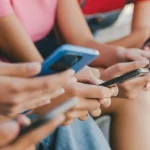Nicușor Dan cere dezbatere privind restricționarea accesului copiilor pe rețelele sociale