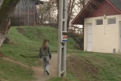 Patru școli din Gorj au toaletele în curte