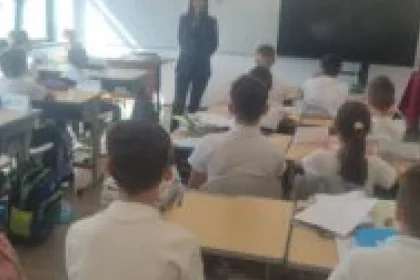 Polițiștii avertizează copiii despre pericolele online: Cereți ajutor!