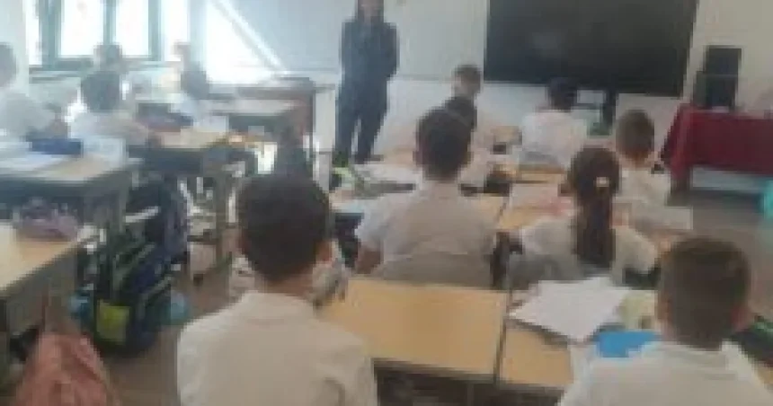Polițiștii avertizează copiii despre pericolele online: Cereți ajutor!