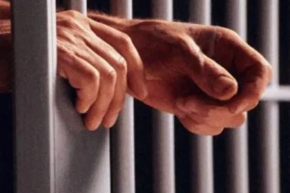 Polovragi: bărbat arestat 30 de zile pentru agresarea unei femei