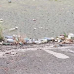 Poluare pe râul Jiu: deșeuri aruncate lângă panoul care interzice depozitarea gunoaielor