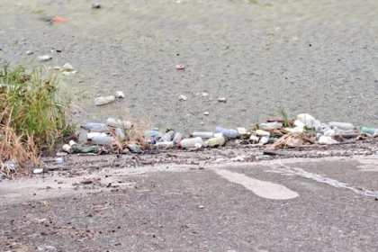 Poluare pe râul Jiu: deșeuri aruncate lângă panoul care interzice depozitarea gunoaielor