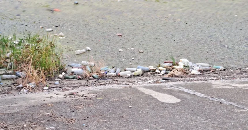 Poluare pe râul Jiu: deșeuri aruncate lângă panoul care interzice depozitarea gunoaielor