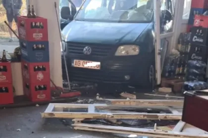 Șofer din Argeș, reținut după ce a intrat cu mașina într-un magazin din Gorj