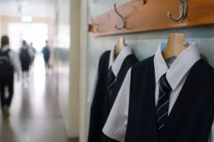 Uniformele școlare devin obligatorii în toate unitățile de învățământ