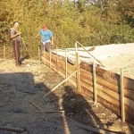 Casa bătrânului din Schela, arsă în incendiu, se reconstruiește. Primarul cere sprijin