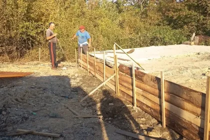Casa bătrânului din Schela, arsă în incendiu, se reconstruiește. Primarul cere sprijin